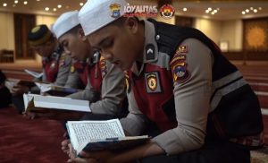 Personel Satsamapta Polres Tanah Bumbu tadarus Alquran di Masjid Agung Alfalah. (wartabanjar.com - Ist. Humas)