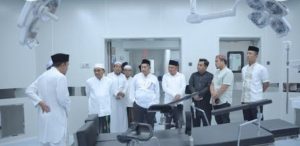 Bupati Samsul Rizal dan Wabup H Gusti Rosyadi Elmi serta Tuan Guru Bakhiet meninjau ruangan di IGD RSUD Damanhuri Barabai. (wartabanjar.com - Ist. MC HST)