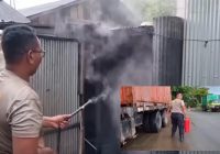 Gercep, Personel Polsek KPL Banjarmasin Gotong APAR Padamkan Percikan Korsleting Listrik di Rumah Warga Gang Tri Jaya