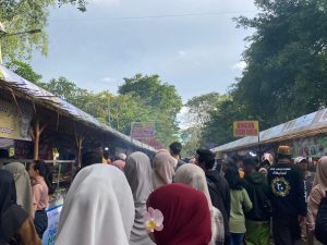 Suasana Pasar Wadai Ramadan 1446 H di siring 0 Km Banjarmasin, Senin. (wartabanjar.com - Riska)