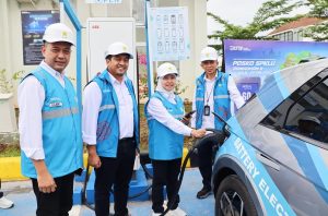 Direktur Retail dan Niaga PLN, Edi Srimulyanti (dua dari kanan) simulasi pengisian daya mobil listrik di Rest Area Tol Indralaya-Prabumulih, Sumsel, Senin 3 Maret 2025.