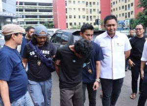 Pelaku pembunuhan ibu dan anak yang mayatnya ditemukan dalam Tandon berhasil ditangkap. (wartabanjar.com - Ist. @polresjakbar)