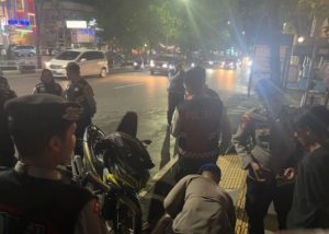 Personel Polresta Banjarmasin melaksanakan patroli hingga tengah malam mencegah tindak kriminalitas selama Ramadan, Senin. (wartabanjar.com - Ist. Humas)