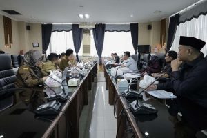Rapat kerja Komisi III DPRD Kalsel dengan Dinas PUPR Kalsel membahas keberlanjutan proyek pembnagunan, Senin. (wartabanjar.com - Ist. Humas DPRD Kalsel)