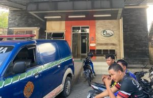 Tim Emergency dan unit yang membawa jasad Fa (20) ke instalasi jenazah RSUD Ulin Banjarmasin, Selasa. (wartabanjar.com - Iqnatius Aprianus)