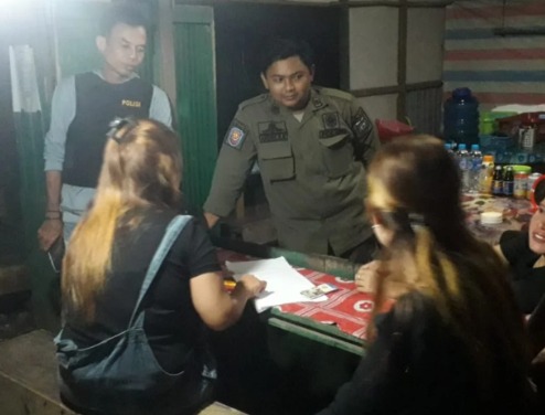 Tim gabungan Tanah Laut merazia warung remang-remang di Desa Gunung Raja, Senin malam. (wartabanjar.com - Ist. Satpol PP Tala)