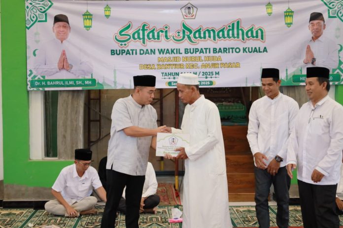 Wakil Bupati Batola, Herman Susilo, buka puasa bersama di Masjid Nurul Huda, Desa Banyiur, Kecamatan Anjir Serapat, Senin. (wartabanjar.com - Ist. MC Batola)