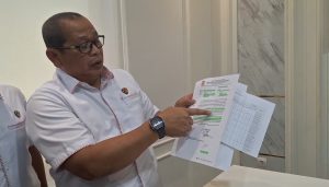 Kasubdit I Indagsi Ditkrimsus Polda Kalsel, AKBP Amien Rovi, menunjuk surat dari Disperindag Kota Banjarbaru, Rabu. (wartabanjar.com - Istimewa)