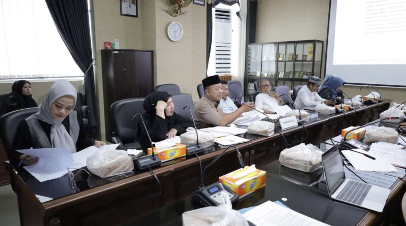 Pansus Raperda GDPK 2023-2045 menggelar rapat dengan stakeholder di ruang Komisi IV DPRD Kalsel, Selasa. (wartabanjar.com - Ist. Humas DPRD Kalsel)