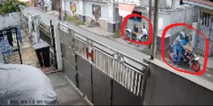 Aksi jambret di dekat pasar Gang 20 terekam CCTV. Lingkaran merah, korban seorang ibu-ibu dan pelaku 2 orang pria. (wartabanjar.com - Ist. @kabarbanuakalsel)