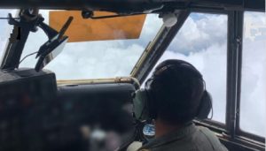 Anggota TNI AU Lanud Husein Sastranegara melakukan modifikasi cuaca agar curah hujan di wilayah Jabar berkurang, Selasa. (wartabanjar.com - Ist. Puspen)