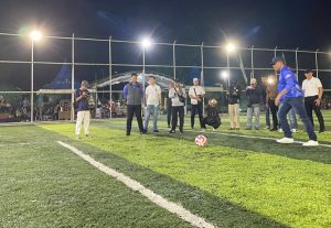 Bupati Tanah Laut, H Rahmat Trianto, melakukan tendangan pertama membuka Ramadan Soccer Festival, Rabu malam. (wartabanjar.com - Gazali)