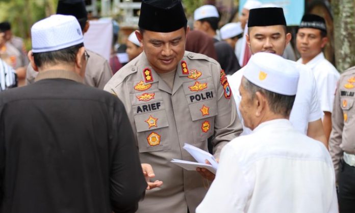 Kapolres Tanah Bumbu, AKBP Arief Prasetya SIK MMedKom bersama media mengadakan bakti sosial di Panti Permata Hati Batulicin, Rabu. (wartabanjar.com - Ist. Humas)