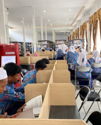 Isi Waktu Siang Ramadan di Perpustakaan Tendean, Pengunjung Meningkat Kebanyakan Remaja dan Mahasiswa