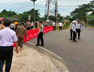 Pemasangan pembatas mobile di tengah jalan menandai penutupan simpang empat Trikora-Guntung Manggis, Banjarbaru. (wartabanjar.com - Ist. Polsek Liang Anggang)