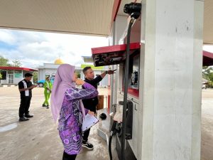 Pemkab Banjar melalui Dinas KUMPP melakukan pengecekan dan tera ulang mesin pompa SPBU yang berada di Desa Simpang Empat, Rabu. (wartabanjar.com - Ist. MC Banjar)
