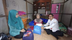 Pemkab Banjar memberikan bantuan kepada Fitri yang hidup sebatang kara. (wartabanjar.com - Ist. MC Banjar)