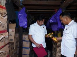 Ditreskrimsus Polda Kalsel Cek Minyak Goreng MinyaKita di Pedagang Jalan Kelayan B