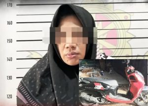 Tersangka dan barang bukti motor Scoopy yang digelapkan. (wartabanjar.com - Ist. Humas)