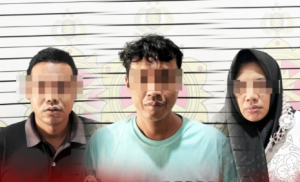 Tiga tersangka diduga sindikat penggelapan motor rental di Kabupaten Tabalong. (wartabanjar.com - Ist. Humas)