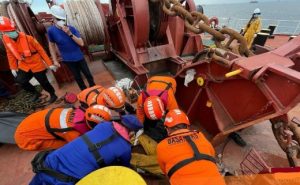 Tim SAR gabungan mengevakuasi tubuh korban yang terjepit jangkar di perairan laut Taboneo, Tanah Laut, Kalsel, Rabu sore. (wartabanjar.com - Ist. Basarnas Banjarmasin)
