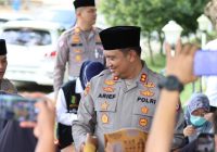 Emak-emak Desa Gunung Antasari Semringah Menerima Bingkisan dari Kapolres Tanah Bumbu