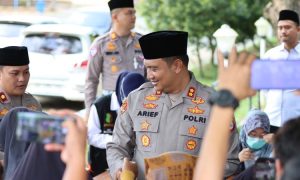 Kapolres Tanah Bumbu, AKBP Arief Prasetya memantau langsung pelaksanaan bazar Ramadan dan cek kesehatan gratis di halaman Mapolres. (wartabanjar.com - Ist. Humas)