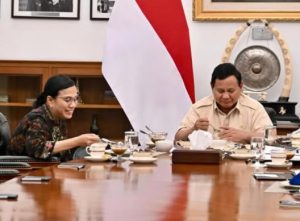 Menkeu Sri Mulyani saat bertemu Presiden Prabowo diisi buka puasa, Kamis. (wartabanjar.com - Ist. Dok. Pribadi SMI)
