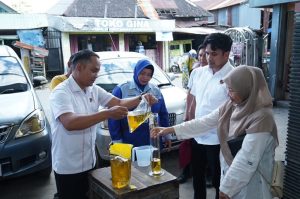 Tim Satgas Pangan Polda Kalsel menakar ulang sampel MinyaKita kemasan yang dijual pedagang di Banjarmasin, Kamis. (wartabanjar.com - Ist. Humas)