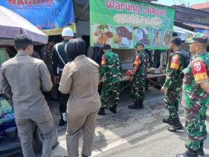 Tim gabungan Kota Banjarmasin menertibkan warung makan yang berjualan siang hari, Jumat 14 Maret 2025. (wartabanjar.com - Ist. Pendim)