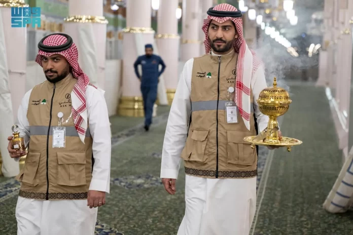 Petugas Masjid Nabawi membawa dupa dan minyak wangi berkeliling masjid pada Ramadhan 1446 H. (SPA)