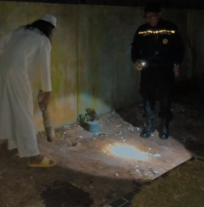 Bhabinkamtibmas bersama warga membongkar makam palsu di Kuburan Muslim Banjarbaru 11. (wartabanjar.com - Ist. @polsekbanjarbaruutara)