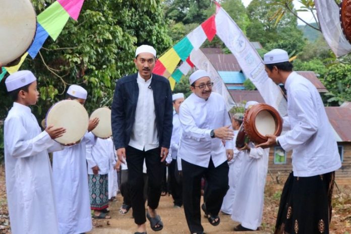 Bupati Banjar, H Saidi Mansyur, dan Wakil Bupati Habib Idrus Al Habsyi disambut hadrah di Dusun Liang Tauman, Sabtu sore. (wartabanjar.com - Ist. MC Banjar)