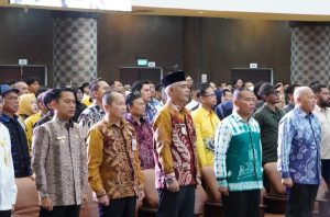 Bupati Tanah Bumbu, Andi Rudi Latif, diwakili Asisten Bidang Ekonomi Pembangunan Eryanto Rais menerima Menteri LH. (wartabanjar.com - Rel)