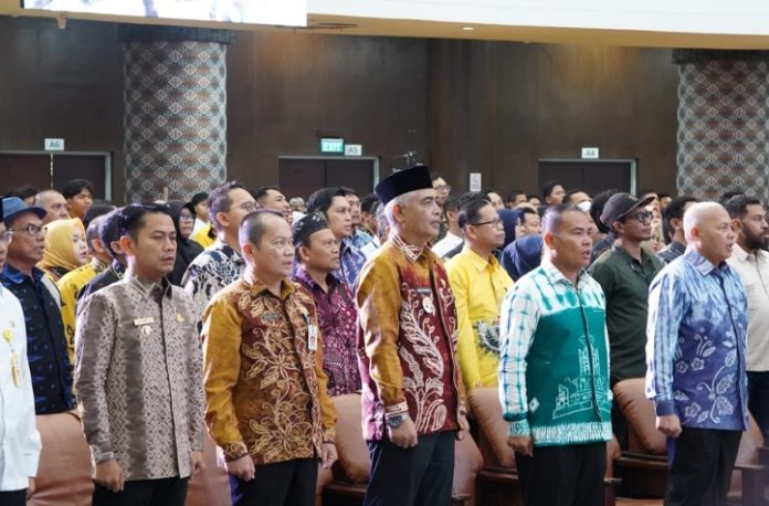 Bupati Tanah Bumbu, Andi Rudi Latif, diwakili Asisten Bidang Ekonomi Pembangunan Eryanto Rais menerima Menteri LH. (wartabanjar.com - Rel)