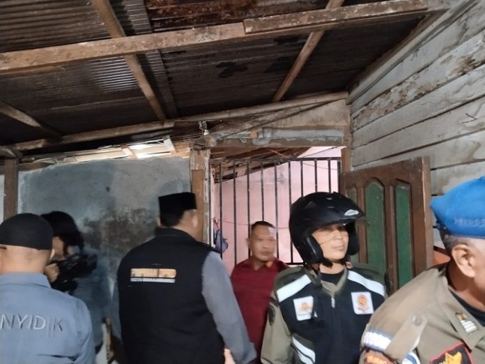 DPRD Kota Banjarbaru bersama tim gabungan patroli malam hari menemukan penjualan miras dan warung remang-remang, Sabtu malam. (wartabanjar.com - Ikhsan Nur Rizky)