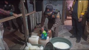Ratusan liter tuak yang disita Satpol PP Kota Banjarbaru dari sebuah rumah di Pasar Yon, Guntung Manggis, Sabtu dini hari. (wartabanjar.com - Ikhsan Nur Rizky)