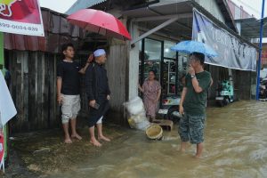 Wakil Bupati Tanah Bumbu, H Bahsanudin, mengunjungi warga di Simpang Empat yang mengalami banjir, Sabtu. (wartabanjar.com - Rel)