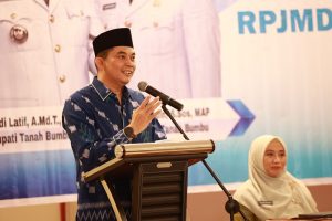 Bupati Tanah Bumbu, Andi Rudi Latif atau Bang Arul, memberikan perhatian kepada guru honor sekolah swasta dan madrasah. (wartabanjar.com - Rel)
