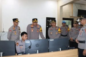 Kapolres Banjarbaru, AKBP Pius X Febry Aceng Loda, S.I.K., M.H, memantau layanan 110, Senin. (wartabanjar.com - Ist. Humas)