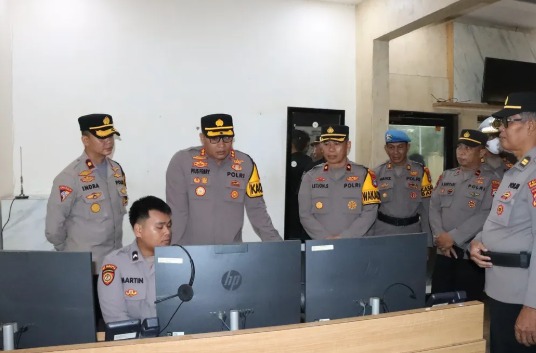 17032025_Kapolres Banjarbaru, AKBP Pius X Febry Aceng Loda, S.I.K., M.H, memantau layanan 110, Senin. (wartabanjar.com - Ist. Humas) Kapolres Banjarbaru, AKBP Pius X Febry Aceng Loda, S.I.K., M.H, memantau layanan 110, Senin. (wartabanjar.com - Ist. Humas)