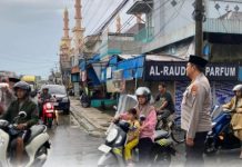 Jalan Raya Batulicin Padat Jelang Berbuka Puasa, Kapolres Tanah Bumbu Turun Langsung Mengatur Arus Lalu Lintas