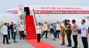 Presiden Prabowo Subianto tiba di Surabaya disambut Gubernur Jawa Timur Khofifah Indar Parawansa, Senin. (wartabanjar.com - Ist. presiden.go.id)
