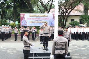 Wakapolres Tanah Laut memimpin upacara Hari Kesadaran Nasional di halaman Mapolres, Senin 17 Maret 2025. (wartabanjar.com - Ist. Humas)