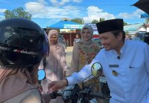 Berbagi Kebahagiaan, Wagub Kalsel Bagi-Bagi Uang Tunai untuk Anak-Anak