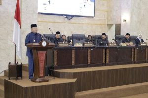 Gubenur H Muhidin menyampaikan LKPj dalam rapat paripurna DPRD Kalsel, Selasa. (wartabanjar.com - Ist. MC Kalsel)