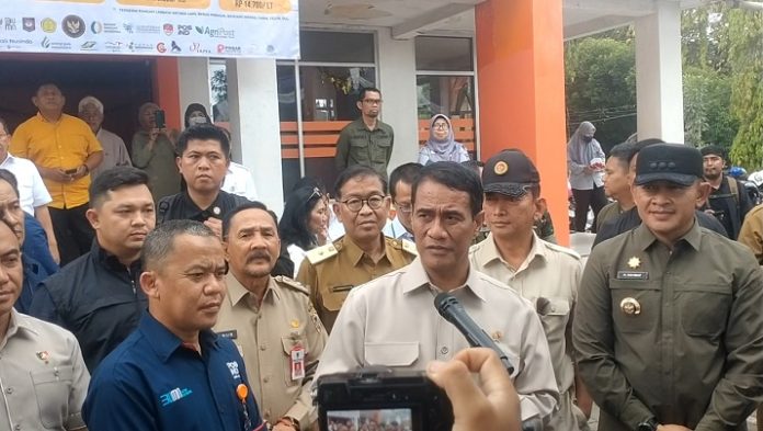 Mentan Amran Sulaiman meninjau pelaksanaan operasi pasar PT Pos Indonesia di Kota Banjarbaru, Selasa. (wartabanjar.com - Ikhsan Nur Rizky)