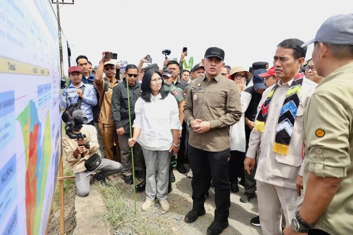 Menteri Pertanian, Amran Sulaiman, mendengarkan paparan Bupati Tanah Laut, H Rahmat Trianto, saat meninjau pertanian di Desa Maluka Baulin, Kurau, Selasa. (wartabanjar.com - Gazali)