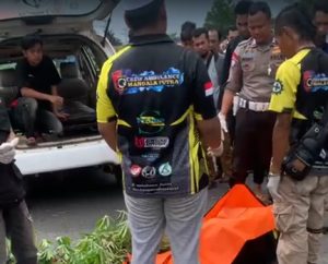 Proses evakuasi korban kecelakaan di jalan lingkar selatan, Selasa. (wartabanjar.com - Ist, Kiriman warga)