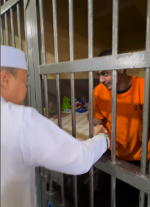 Ustads Dasad Latif menyalami Vadel Badjideh. (wartabanjar.com - Ist. IG Dasadlatif)